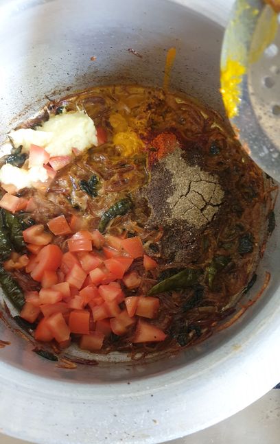 ingredients to make tikka qorma in a pot