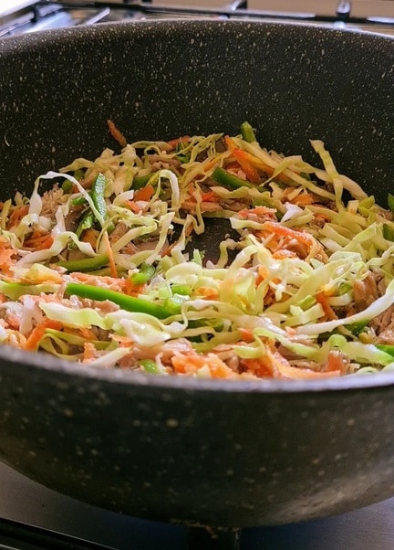 stir frying shredded vegetables in a pot
