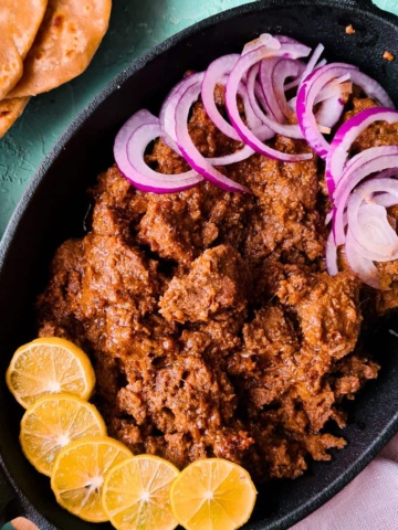 Beef handi kebabs served in a platter with lemon and onion slices.
