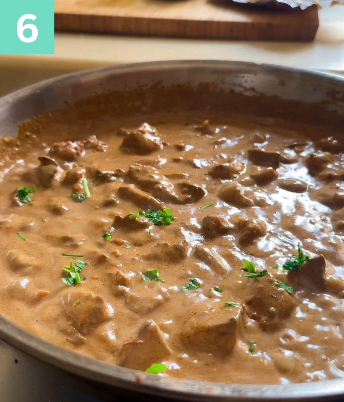 chicken liver ready to serve, garnished with parsley in the skillet pan.